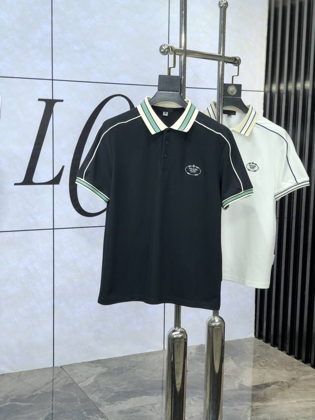普拉达。2025春夏新款男士标识短袖Polo衫，延续经典商务休闲翻领Polo恤.该款Polo衫采用丝光双面棉质珠地面料制成，隽永设计可跨越时尚潮流。经典款型，2