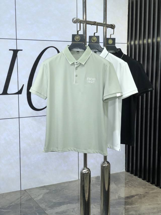 Dior。2025春夏新款男士标识短袖Polo衫，延续经典商务休闲翻领Polo恤.该款Polo衫采用丝光双面棉质珠地面料制成，隽永设计可跨越时尚潮流。经典款型，