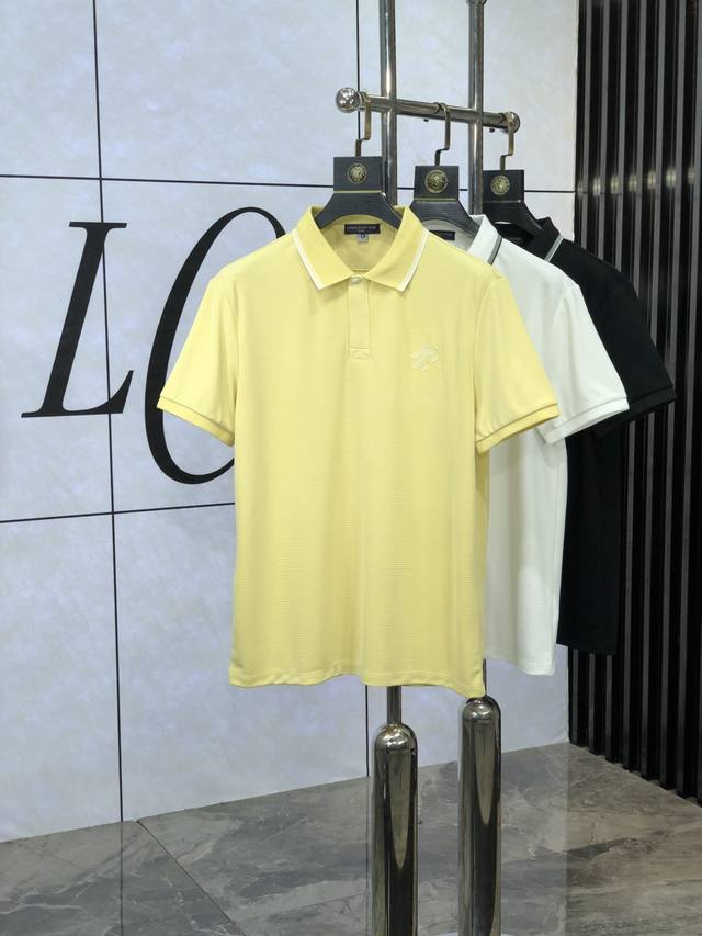 Lv。2025春夏新款男士标识短袖Polo衫，延续经典商务休闲翻领Polo恤.该款Polo衫采用丝光双面棉质珠地面料制成，隽永设计可跨越时尚潮流。经典款型，2品