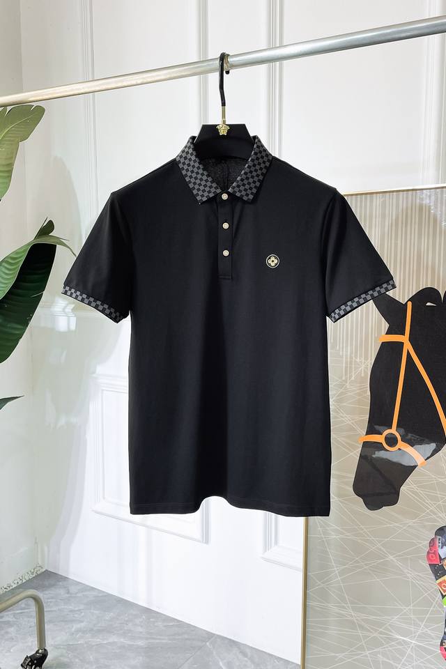 Lv 2025Ss蛇年春夏新款Polo领短袖系列。精选优质珠地棉面料，时尚大牌元素Logo设计，上身版型超赞，面料细腻舒适透气，随意搭配都超级好看时尚型男必备款