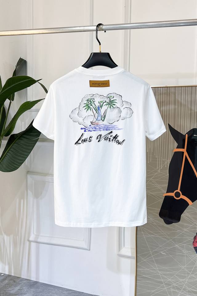 Lv -2025春夏新款男女同款短袖T恤，专柜同步发售！定制专属纯棉面料，胸前字母Logo图案印花工艺设计！简约大方，从容百搭，档次极高，完美融入时尚还有风情感