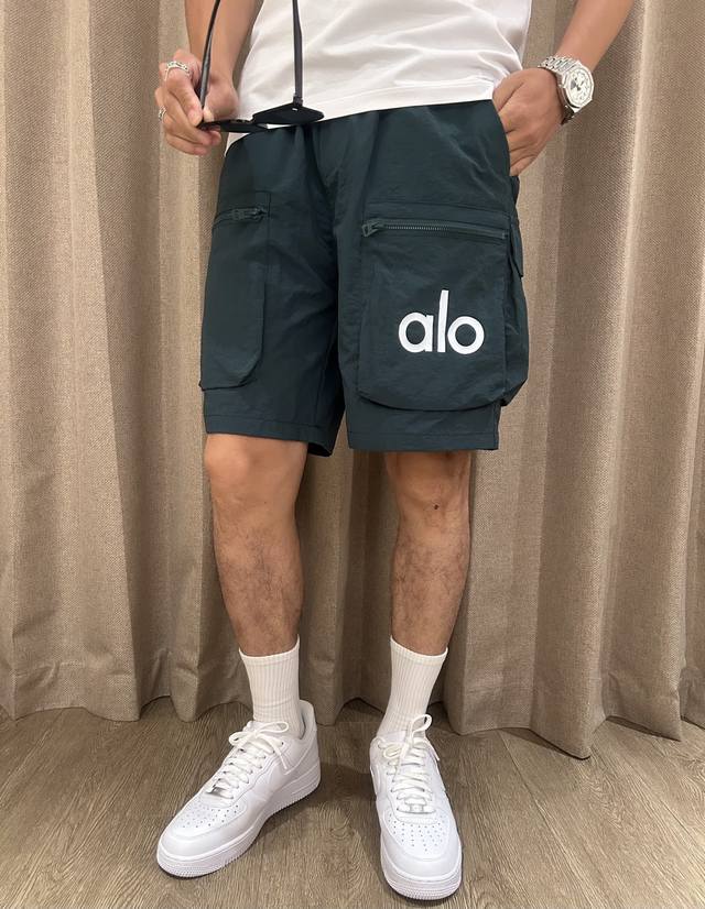 Alo 2025夏季新品速干短裤 是夏日运动与休闲的绝佳之选。采用专业速干面料，能迅速吸收并蒸发汗水，保持身体干爽，无论是激烈运动还是日常出行，都无惧闷热与黏腻