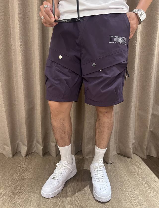 Dior 偏小一码2025夏季新品速干短裤 是夏日运动与休闲的绝佳之选。采用专业速干面料，能迅速吸收并蒸发汗水，保持身体干爽，无论是激烈运动还是日常出行，都无惧