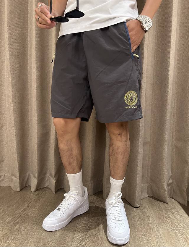 范思哲 2025夏季新品速干短裤 是夏日运动与休闲的绝佳之选。采用专业速干面料，能迅速吸收并蒸发汗水，保持身体干爽，无论是激烈运动还是日常出行，都无惧闷热与黏腻
