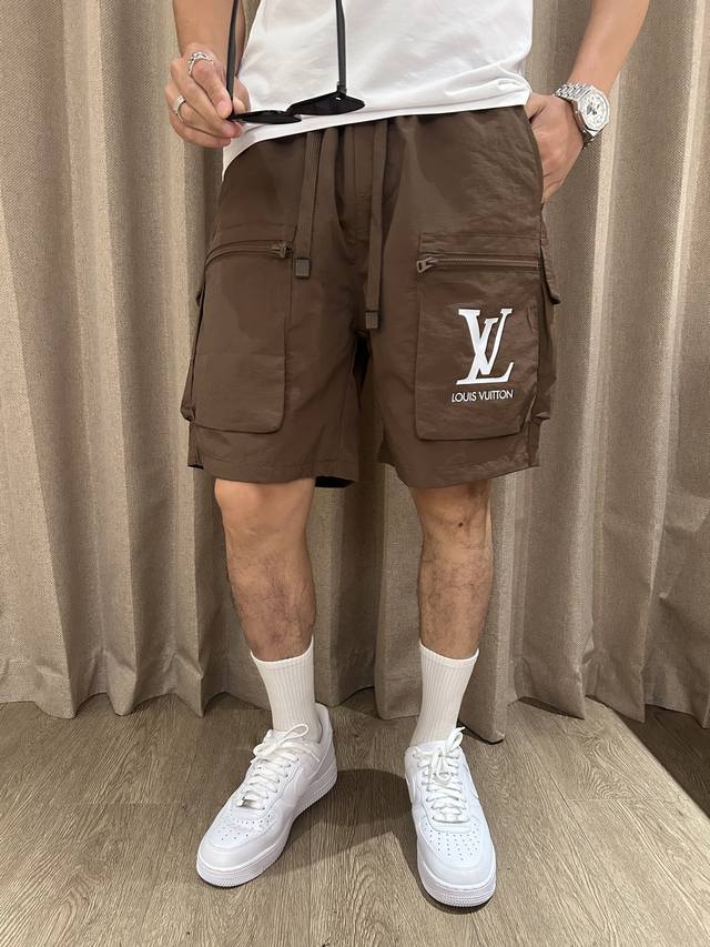 Lv 2025夏季新品速干短裤 是夏日运动与休闲的绝佳之选。采用专业速干面料，能迅速吸收并蒸发汗水，保持身体干爽，无论是激烈运动还是日常出行，都无惧闷热与黏腻。