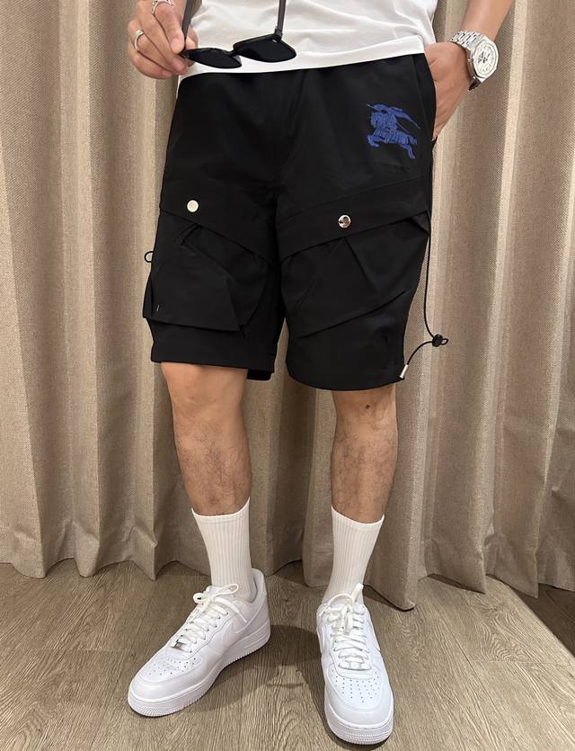 Bur 偏小一码 2025夏季新品速干短裤 是夏日运动与休闲的绝佳之选。采用专业速干面料，能迅速吸收并蒸发汗水，保持身体干爽，无论是激烈运动还是日常出行，都无惧
