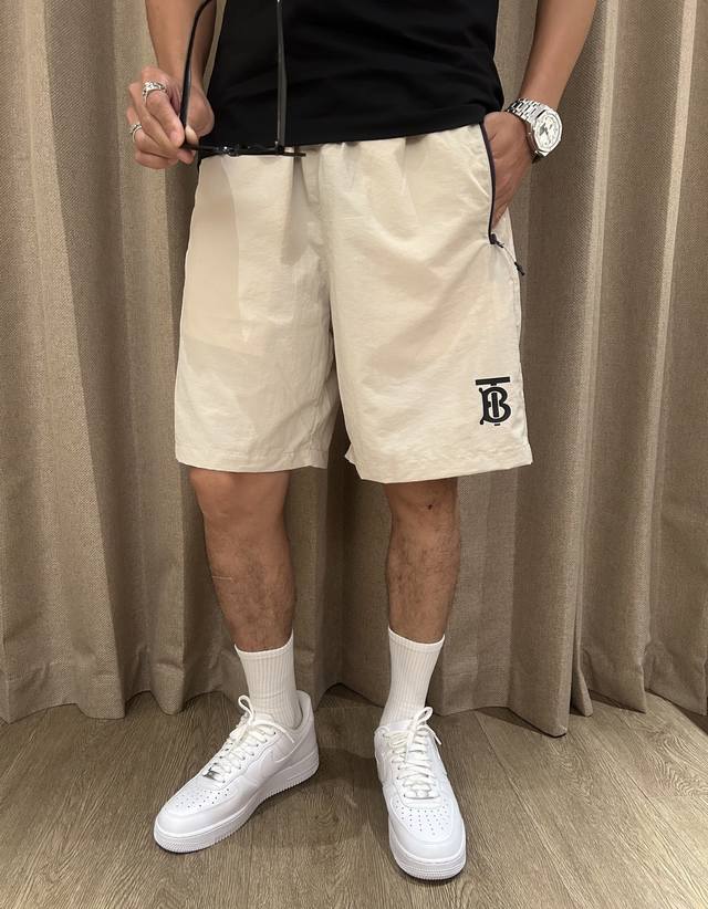 Bur 2025夏季新品速干短裤 是夏日运动与休闲的绝佳之选。采用专业速干面料，能迅速吸收并蒸发汗水，保持身体干爽，无论是激烈运动还是日常出行，都无惧闷热与黏腻