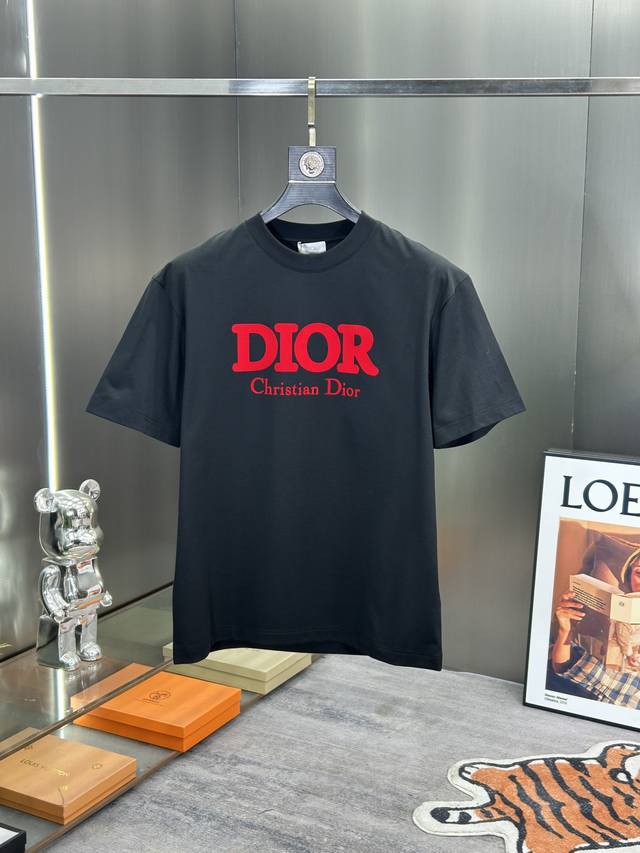 Dior 2025春夏新款首发专柜最新款短袖圆领T恤 高端订制 设计前卫时尚！品牌Logo重工艺设计 高端定制丝光云朵棉面料.手感柔软.穿着舒适.专柜级别精致车