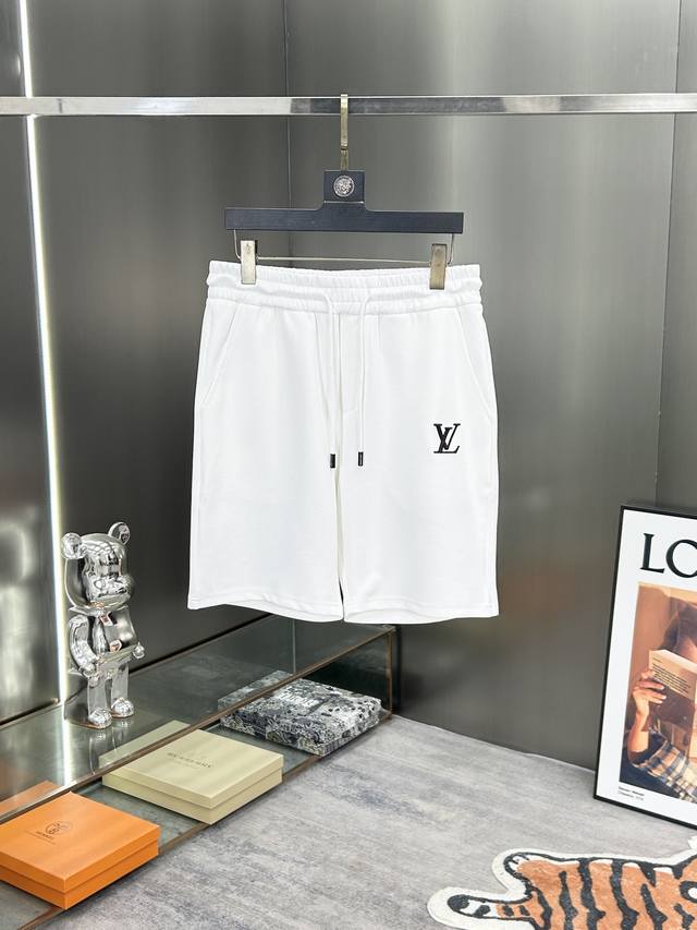 Lv 新款来袭 2025春夏新款休闲裤短裤，进口高密度定制面料，舒适柔软亲肤，笔挺不易起皱，简单明了，超级百搭上身效果超级棒时尚百搭，笔挺有型，衣橱必备！适合任