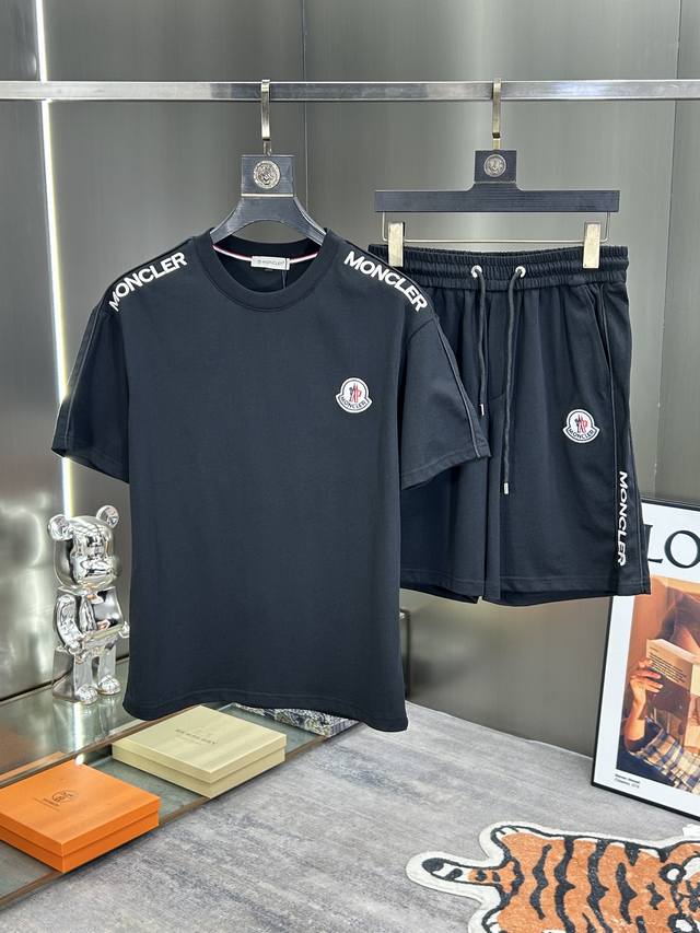 一套 蒙口 25S当季新款T恤短裤套装.男女同款！品牌元素设计理念，采用原版纯棉面料，手感舒适透气.体现高品质，三标齐！上身版型超赞。码数：M-3Xl 175