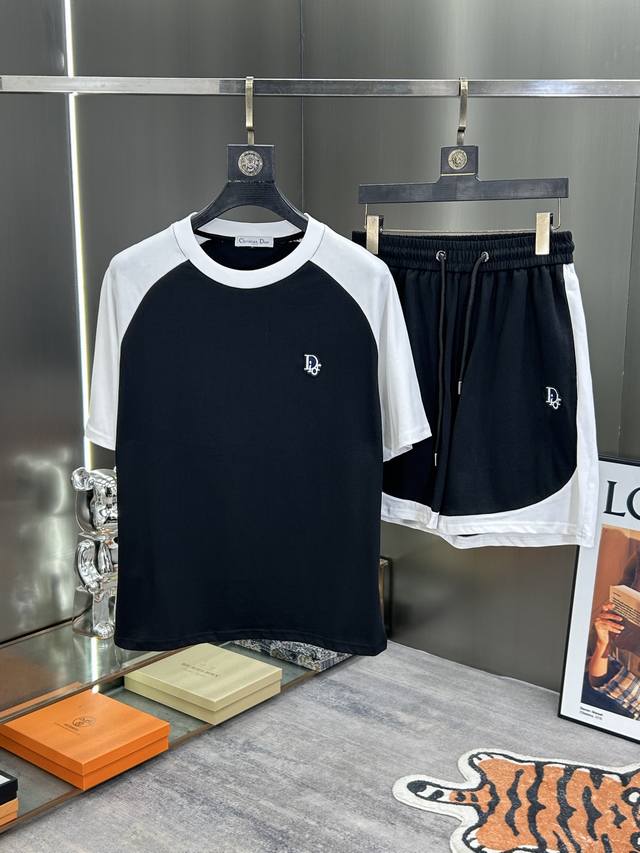 一套 Dior 25S当季新款T恤短裤套装.男女同款！品牌元素设计理念，采用原版纯棉面料，手感舒适透气.体现高品质，三标齐！上身版型超赞。码数：M-3Xl 17