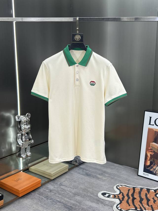 Gucci 2025春夏新品发售！男士夏季商务休闲翻领Polo短袖T恤，定制原版丝光珠地网洞面料，透气舒适设计元素非常好看，每一处的细节都是相当的精致跟不俗，上