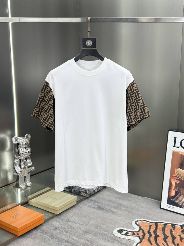 Fendi 2025春夏新品发售！男士夏季商务休闲短袖T恤，定制原版高支纯棉面料，透气舒适设计元素非常好看，每一处的细节都是相当的精致跟不俗，上身大气简约又不俗
