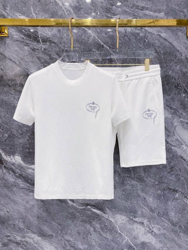 Prada 普拉达 25春夏新品这款套装采用专柜原版面料 呈现运动设计风格。裁剪厚实显廓形。细节定义设计基调。胸口刺绣徽标令品牌格调跃然眼前。 颜色: 黑色 白