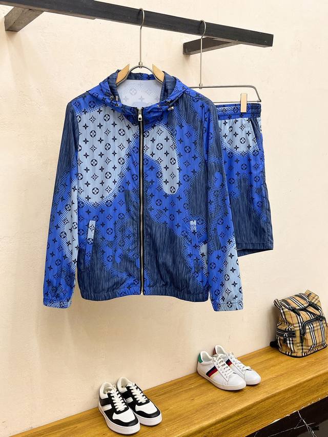 Lv驴家 高端推荐 春夏新款防晒服套装，男女同款 细节品质永远的那么完美无瑕，创意设计层出不穷。今年春夏季节没有入手几件路易你算不上时尚达人。衣身老花标识Log