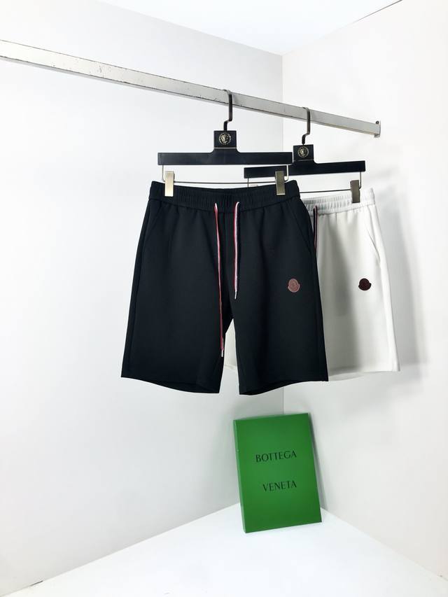 Mon蒙口 2025Ss休闲运动短裤 无从释怀的经典款,休闲时尚感略带锋利.精简的比例化裁剪铸就随性百搭. 客供面料,区别于传统的针织棉质面料,手感柔软细腻,质
