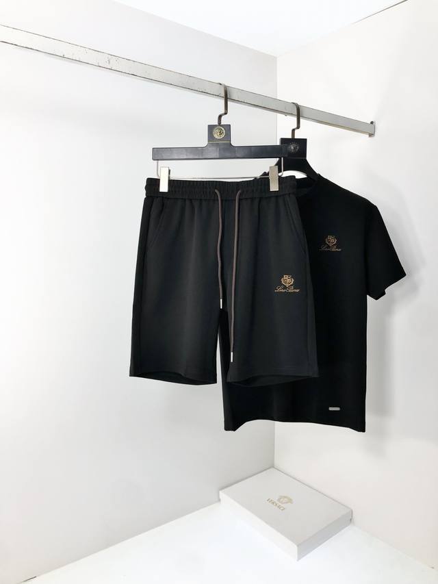 Lp2580春夏专柜新款休闲套装！高端推荐！定制欧棉材质 超柔软亲肤触感！胸前精致品牌Logo点缀 剪裁属于修身版型 绝对挺括帅气的合体型！从锁针可以看出 绝对
