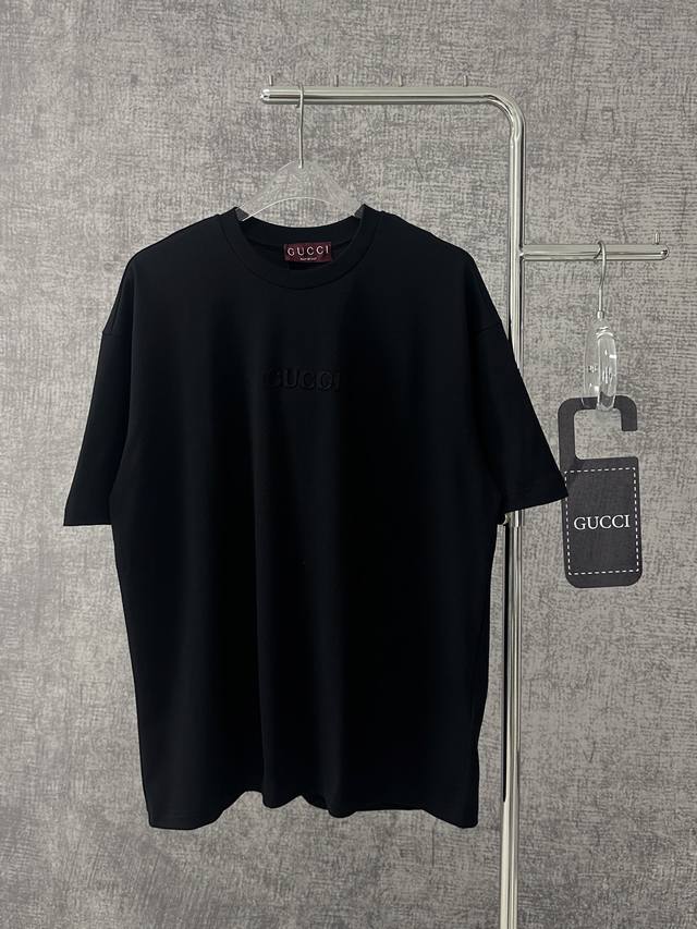 Gucci 古驰2025新款立体贴布刺绣短袖T恤男女同款 经典与时尚的邂逅，当简约笔触邂逅奢华基因，Gucci这款T恤应运而生。低调中暗藏锋芒，是时尚界永不过时