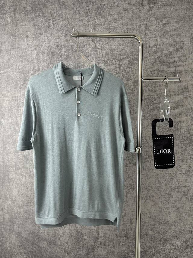 Dior迪奥 2025夏季新品 字母刺绣Logo羊毛+桑蚕丝短袖男士翻领Polo衫 这款 Polo 衫是二零二四秋季成衣系列新品，全新演绎 Dior 主打单品。