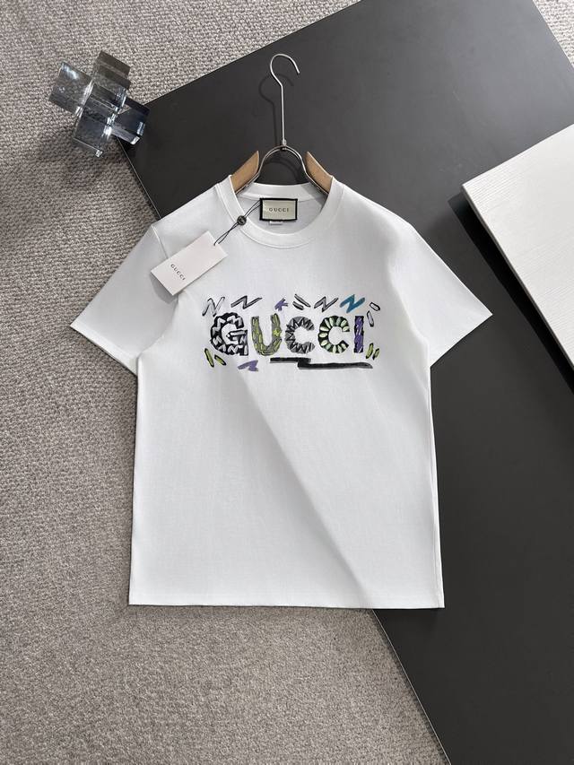 新款 Gucci 高端定制 2025春夏新款首发专柜最新款短袖圆领T恤 高端订制 设计前卫时尚！品牌Logo重工艺手绘设计 高端定制丝光云朵棉面料.手感柔软.穿