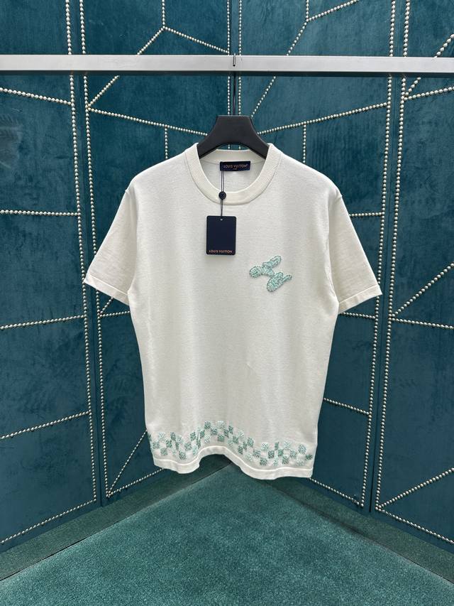 驴家 25Ss新款短袖圆领衫取材素净棉布，以下摆珠饰 Damier 格纹刺绣致意莹泽泳池瓷砖，再借手写体 Lv 珠饰点亮胸前。 码数：S.M.L.Xl.