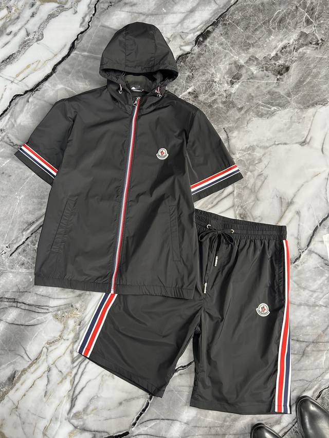 Moncler 蒙口 2025春夏Gw专柜新品 顶级原单时尚男士短裤运动休闲套装。立体剪裁设计型格简约不失精炼，轮廓感优越，带来全新的夏天穿着体验，凸显品牌魅力