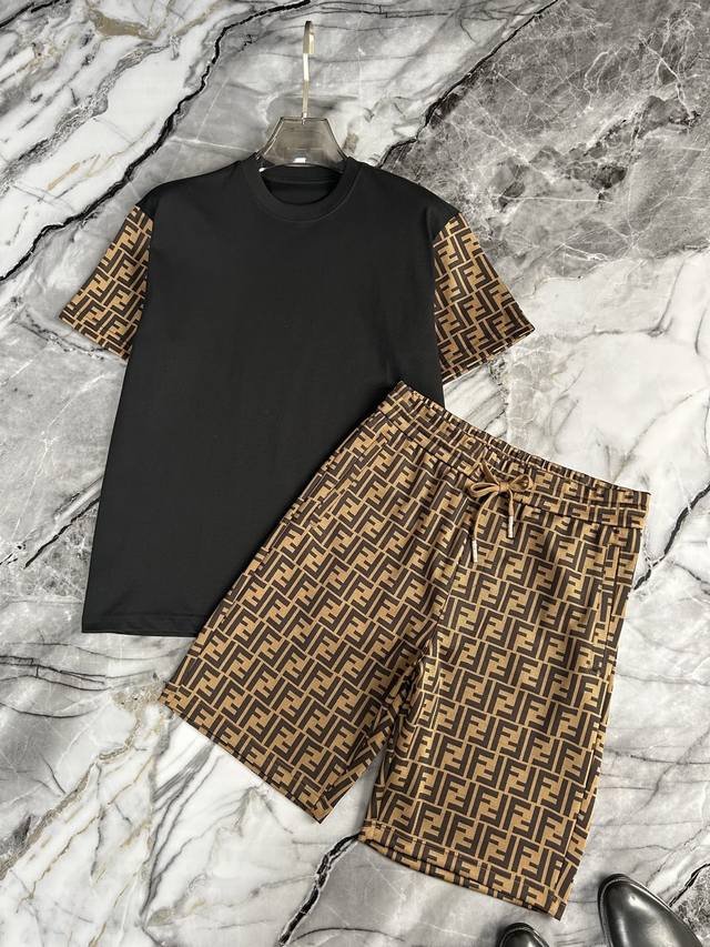 Fendi 芬迪 2025春夏Gw专柜新品 顶级原单时尚男士短袖运动休闲套装。 微阔版 立体剪裁设计型格简约不失精炼，轮廓感优越，带来全新的夏天穿着体验，凸显品