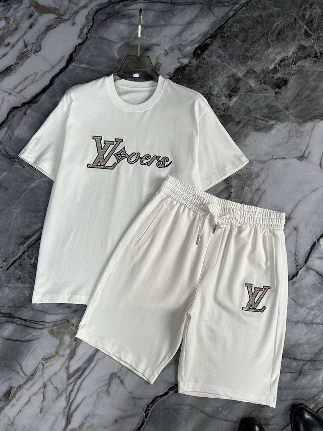 Lv 路易威登 2025春夏Gw专柜新品 顶级原单时尚男士短袖运动休闲套装。 微阔版 立体剪裁设计型格简约不失精炼，轮廓感优越，带来全新的夏天穿着体验，凸显品牌