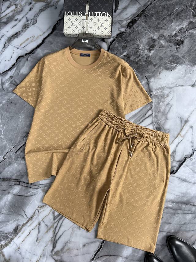 Lv 路易威登 2025春夏Gw专柜新品 顶级原单时尚男士短袖运动休闲套装。立体剪裁设计型格简约不失精炼，轮廓感优越，带来全新的夏天穿着体验，凸显品牌魅力价值。