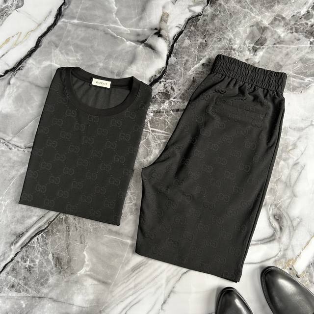 Gucci 古奇 2025春夏Gw专柜新品 顶级原单时尚男士短袖运动休闲套装。立体剪裁设计型格简约不失精炼，轮廓感优越，带来全新的夏天穿着体验，凸显品牌魅力价值