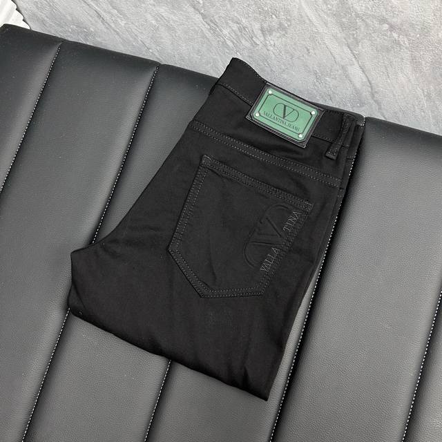 华伦天奴 2025春夏最新推出男士牛仔裤新品！重工水洗牛仔面料，定制面料和一般牛仔布料比起来，更加柔软舒适！超重工洗水工艺 双工艺洗水 整条裤子，手感舒适，细腻