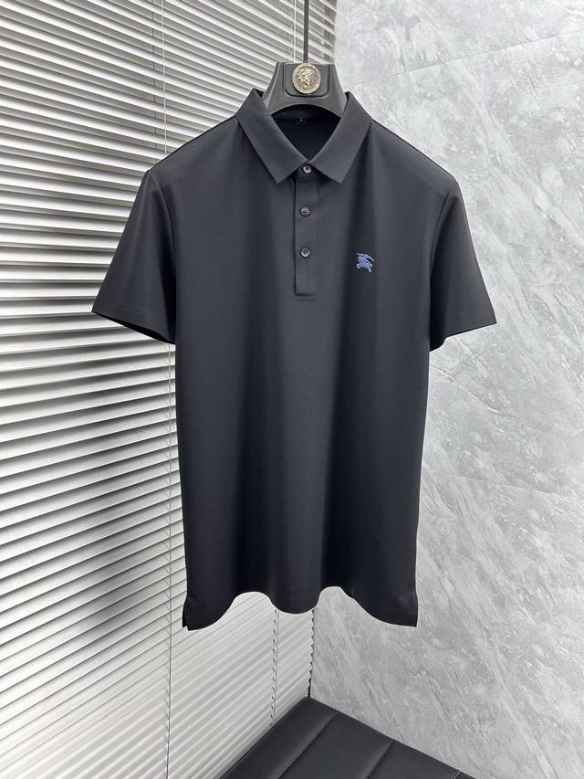 巴宝‘’Ss25夏季新款翻领Polo衫 高品质珠地棉材质 雍容华贵的品牌风格，客供进口面料 做出来的衬衫也是版型垂顺挺括，并且还抗皱抗起球，贴身穿着也是极为舒适