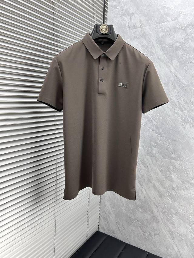 芬‘’Ss25夏季新款翻领Polo衫 高品质珠地棉材质 雍容华贵的品牌风格，客供进口面料 做出来的衬衫也是版型垂顺挺括，并且还抗皱抗起球，贴身穿着也是极为舒适