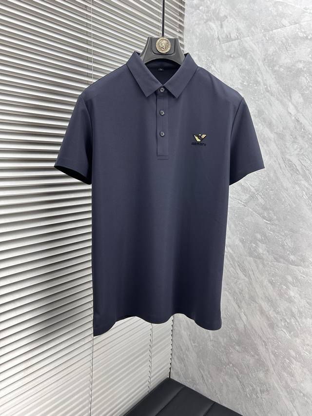 阿玛‘’Ss25夏季新款翻领Polo衫 高品质珠地棉材质 雍容华贵的品牌风格，客供进口面料 做出来的衬衫也是版型垂顺挺括，并且还抗皱抗起球，贴身穿着也是极为舒适