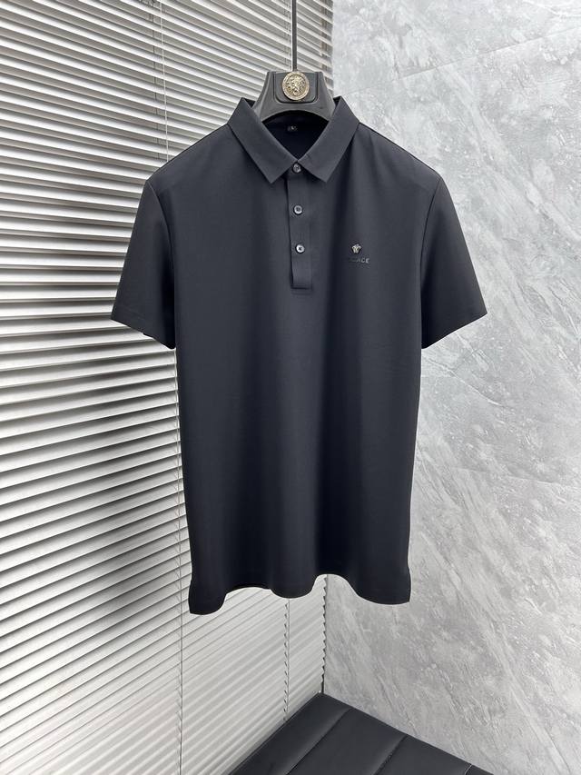 Vers*范思哲 Ss25夏季新款翻领Polo衫 高品质珠地棉材质 雍容华贵的品牌风格，客供进口面料 做出来的衬衫也是版型垂顺挺括，并且还抗皱抗起球，贴身穿着也