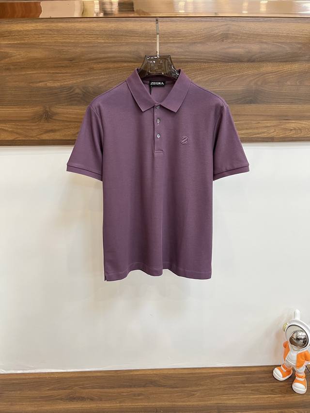 主推 Zegna 2025Ss早春新款发布泽杰尼亚翻领T恤，Logo刺绣，穿上就是舒适自在又显瘦的存在，慵懒而随性，结合干净简单的色系就特别耐看，适合日常穿着~