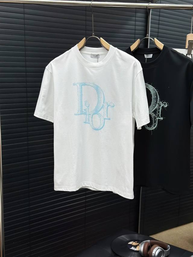 Dior迪奥2025春夏新款圆领首发专柜最新款短袖圆领T恤 高端订制 设计前卫时尚 重工艺烫珠品牌Logo设计 高端定制原版云朵丝光棉面料 手感柔软 上身穿着舒