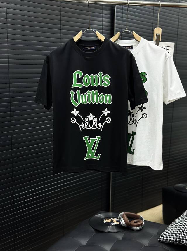 Louisv路易2025春夏新款首发专柜最新款短袖圆领T恤 高端订制 设计前卫时尚！品牌Logo重工艺设计 高端定制丝光云朵棉面料.手感柔软.穿着舒适.专柜级别