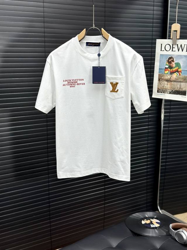 Lv驴牌2025春夏新款首发专柜最新款短袖圆领T恤 高端订制 设计前卫时尚！品牌Logo重工艺设计 高端定制丝光云朵棉面料.手感柔软.穿着舒适.专柜级别精致车线