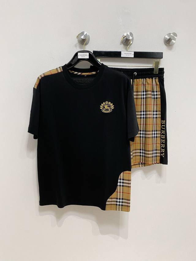 巴宝莉 高端定制 2025春夏新款首发专柜最新款短袖短裤休闲套装 高端订制 设计前卫时尚！品牌Logo重工艺设计 高端定制纯棉面料.手感柔软.穿着舒适.专柜级别
