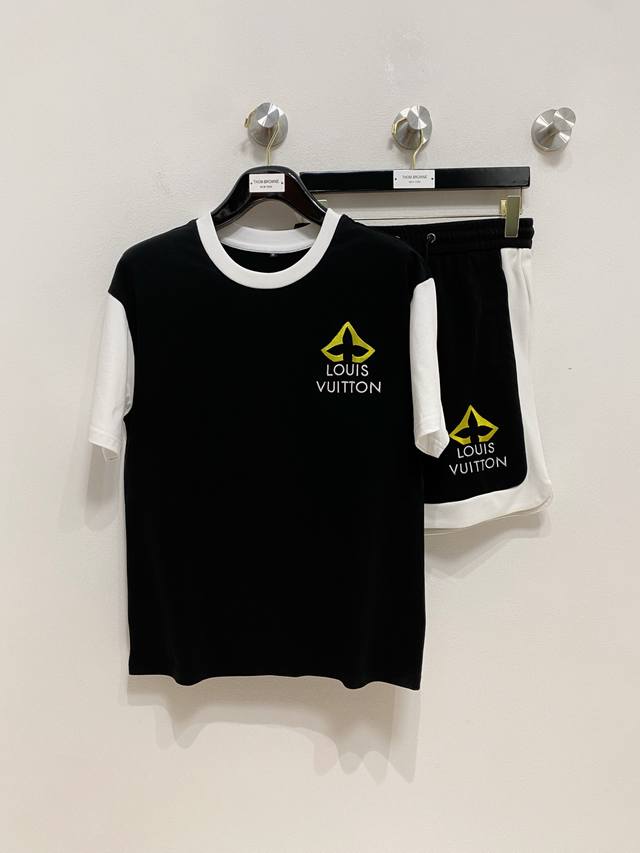 Lv 高端定制 2025春夏新款首发专柜最新款短袖短裤休闲套装 高端订制 设计前卫时尚！品牌Logo重工艺设计 高端定制纯棉面料.手感柔软.穿着舒适.专柜级别精