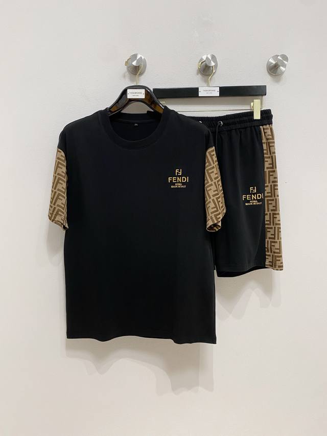 芬迪 高端定制 2025春夏新款首发专柜最新款短袖短裤休闲套装 高端订制 设计前卫时尚！品牌Logo重工艺设计 高端定制纯棉面料.手感柔软.穿着舒适.专柜级别精
