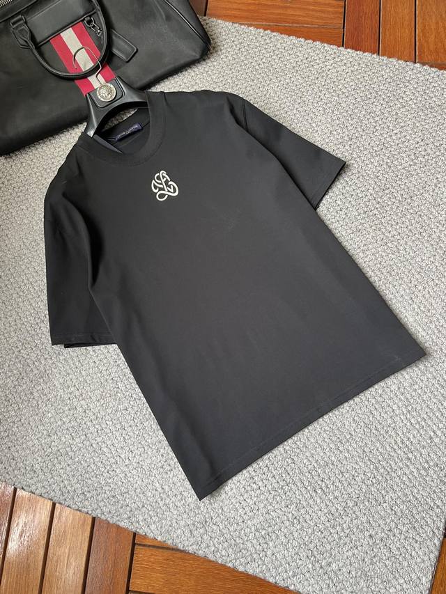 路易‘’2025春夏新品 三标齐全 260克圆领纯棉短袖T恤 好货不用过多介绍 看细节 专柜码数：M-Xxxl 175 140建议L