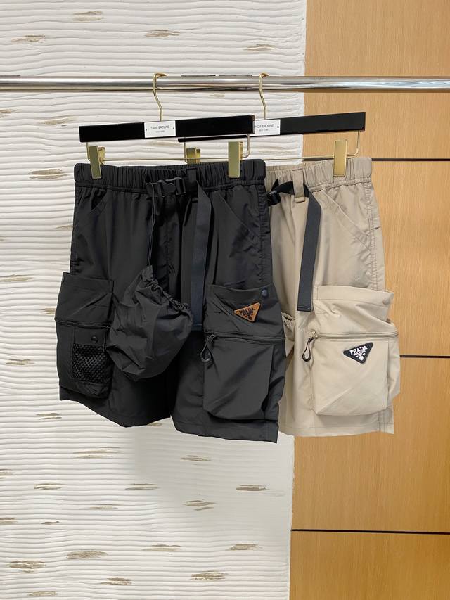 Prada 普拉达 2025夏季新款男士休闲短裤 高级定制夏季专用休闲裤透气面料 透气舒适度高，细节无可挑剔，品牌元素设计理念，体现高品质。手感细腻柔软！呈现休