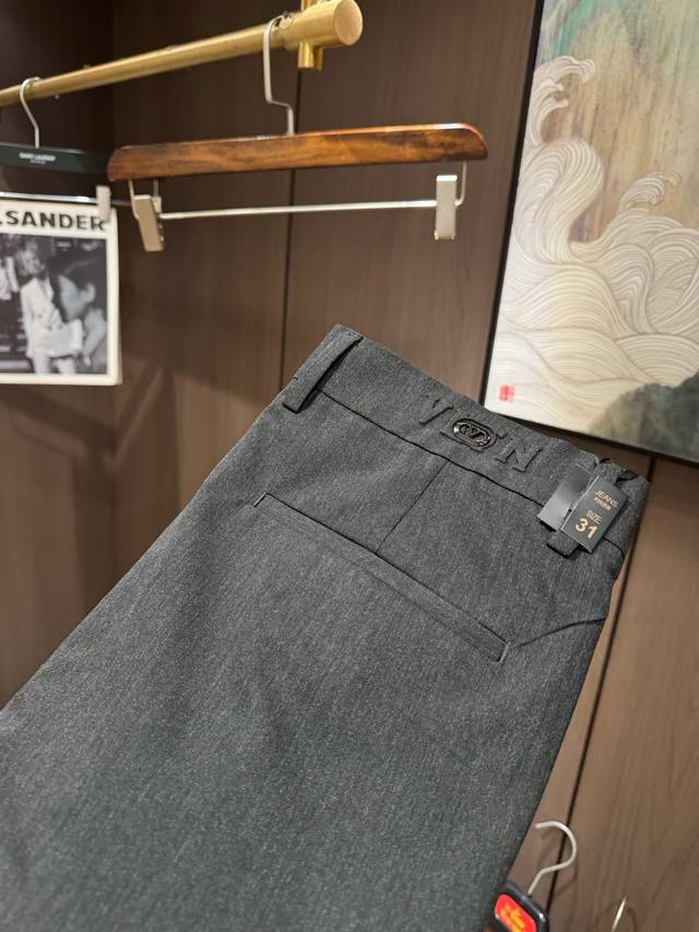Vltn2025早春最新系列男士休闲裤！柔软细腻，手感绝佳！品牌格调一览无余！极简主义设计，没有多余浮夸的元素来宣兵夺主，细节做工精细，五金配件原版定制，厚薄程