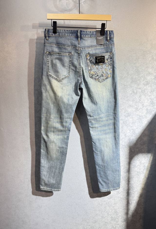D&G 杜嘉班纳 春夏最新品牛仔裤专柜热销款 品味与价值共享 身穿着非常舒适 低调不失奢华 穿出去非常有档次,裤型款式和裁剪亦无需多言 上身精致跃然.真正一等一