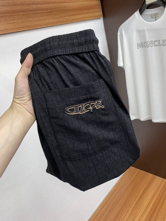 迪奥 25年春夏新款休闲裤 干净利落剪裁，都市风十足 采用精纺面料手感软糯干爽，上身效果挺括有型。五金精致，商务休闲非常好看如此众多的顶级原料，打造出价值感无与