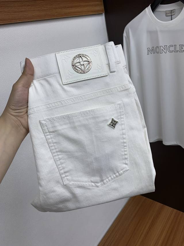 Lv 路易威登 25年春夏新款休闲牛仔裤 干净利落剪裁，都市风十足 采用精纺面料手感软糯干爽，上身效果挺括有型。五金精致，商务休闲非常好看如此众多的顶级原料，打