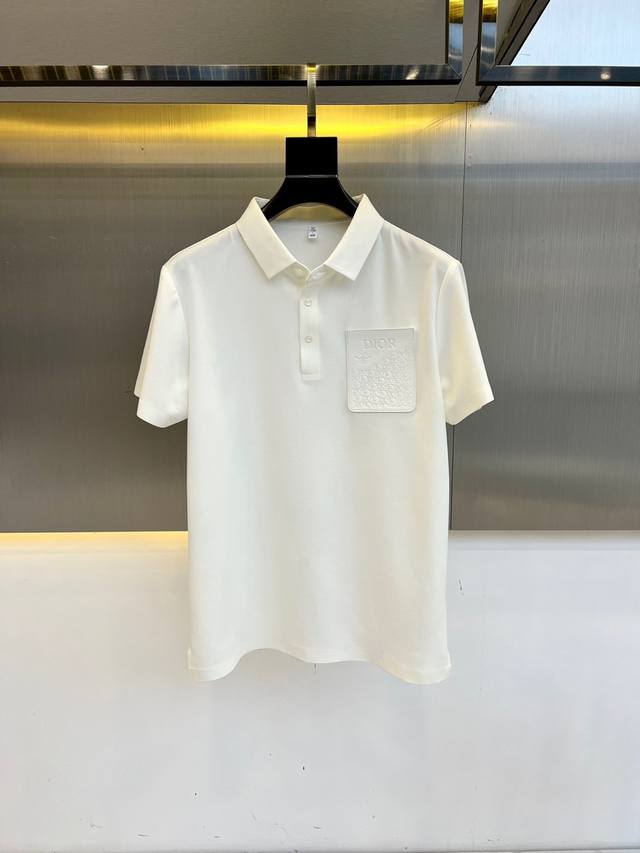 Dior、2025春夏新款男士翻领套头短袖针织衫修身休闲T恤。定制面料、透气舒爽、经过特殊浇洗工艺处理，手感柔软且质感大幅提升，上身舒适透气。采用横机针织工艺，