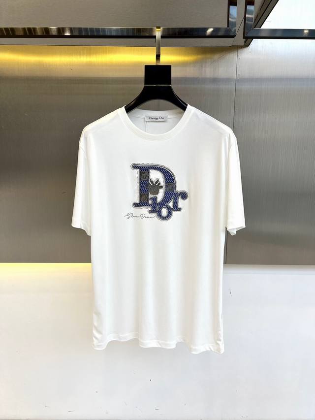 Dior、2025春夏男士新款圆领短袖T恤。进口定织面料100%纯棉、面料手感丝滑柔软，透气亲肤性极佳，着身无比的舒适，整体质感相当之高！衣身胸前标志性Logo